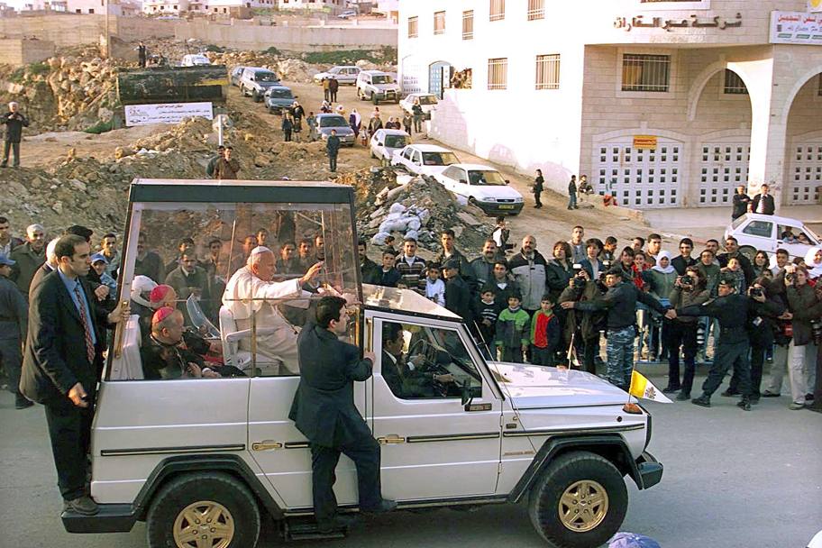 Mercedes 230 GL per la visita nei Territori palestinesi nel 2000